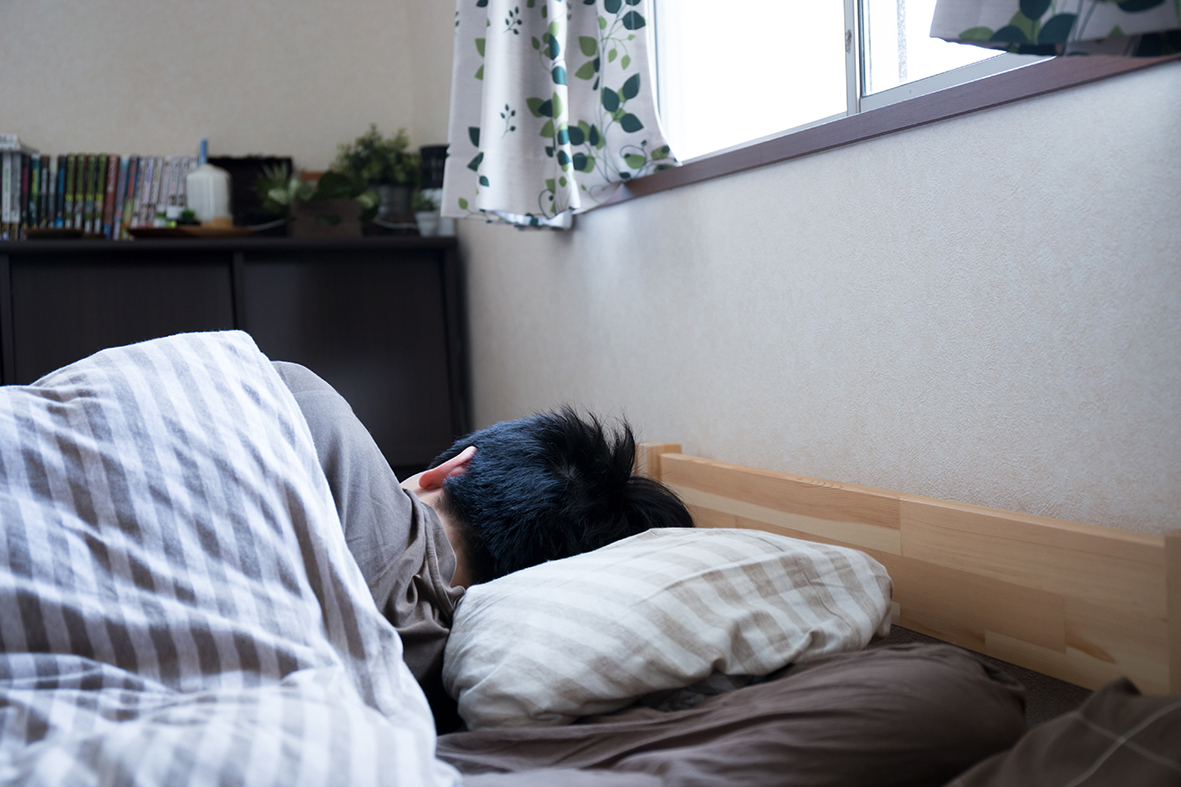 寝込む男性